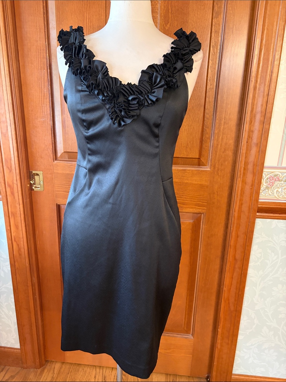 London Style Black Floral-Trim V-Neck Mini Dress. Women’s Size 8